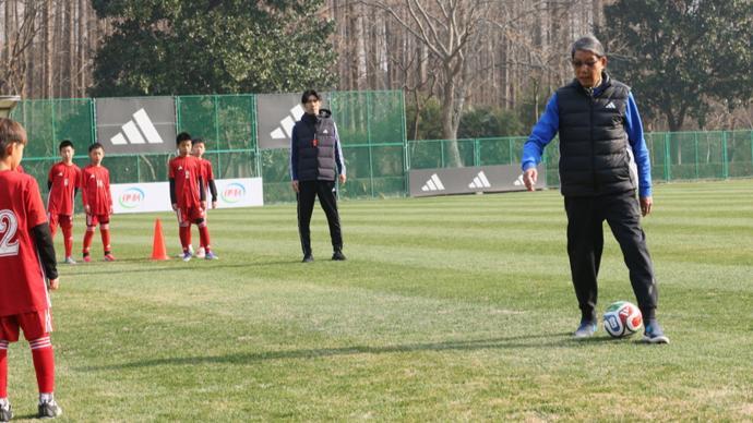 开云app-根宝足球基地迎“首位接班人”，吕文君退役转型挂帅海港“一生一世队”