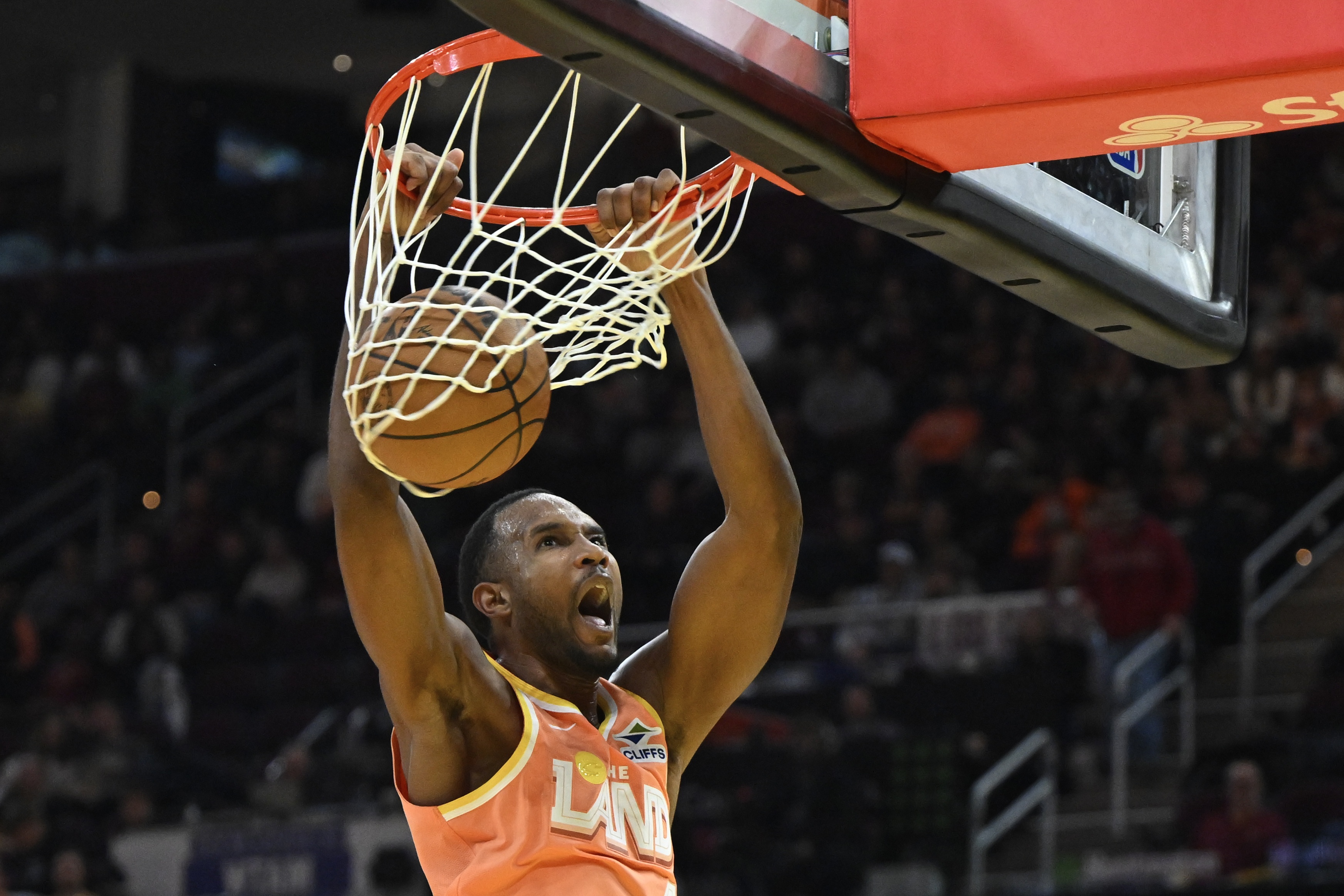 开云APP下载-年仅24岁！小莫布里生涯500次盖帽 骑士队史第5人&amp;最年轻达成球员